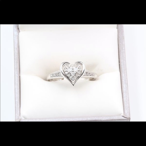 Beautiful 1/6 Carat Diamond Heart Silver Ring Sz 7 - Picture 2 of 8